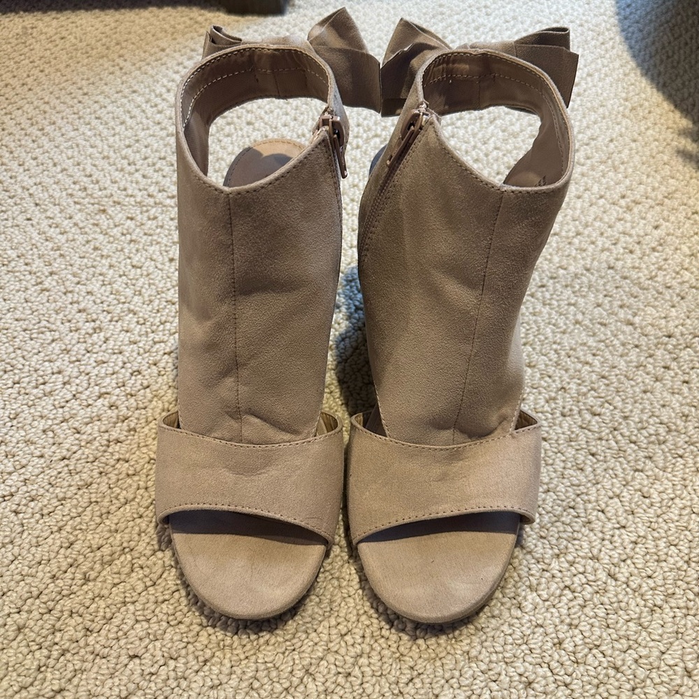 LC Lauren Conrad Nude Peep Toe Heels